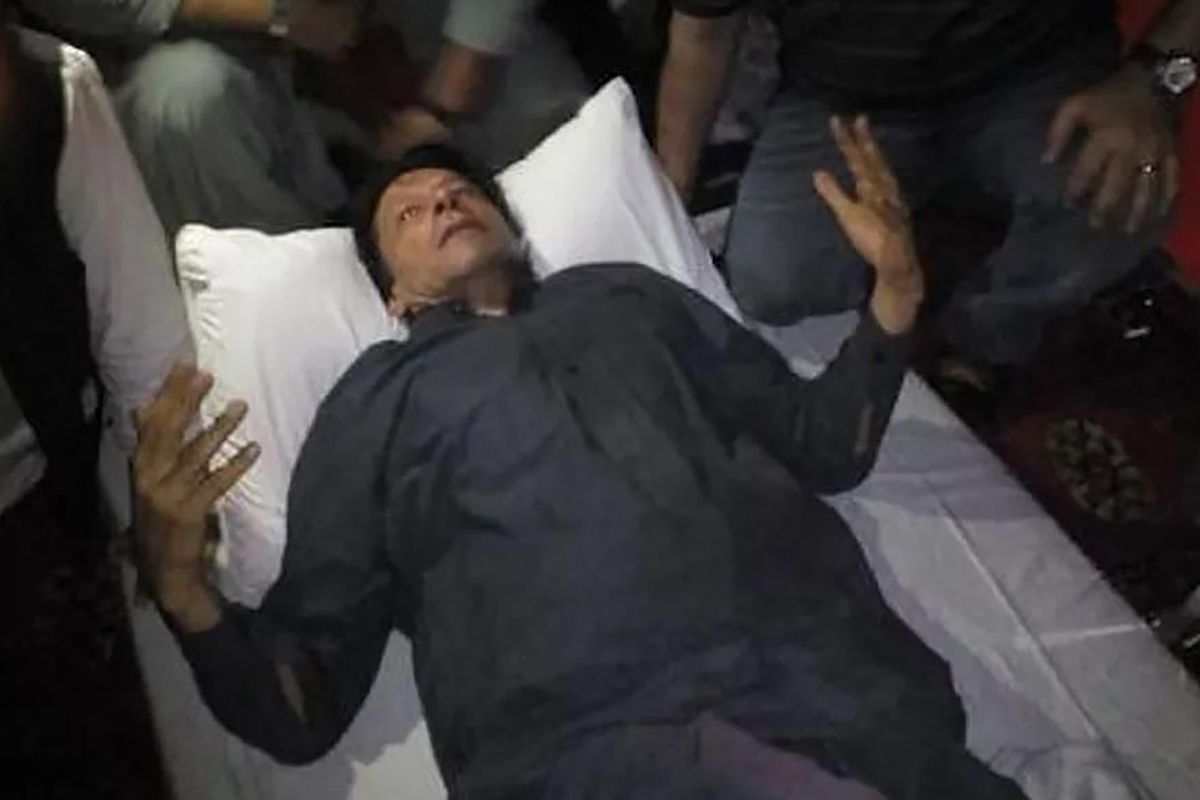 El ex primer ministro de Pakistán Imran Khan resulta herido de bala durante una protesta