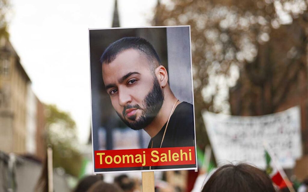 El rapero iraní Tomaj Salehi se enfrenta a pena de muerte por apoyar las protestas
