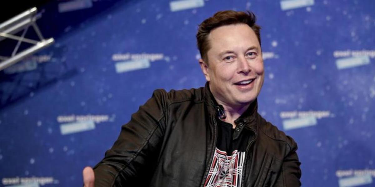 Elon Musk comparte una foto de su mesilla de noche y todo el mundo alucina