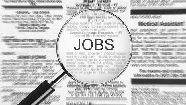 Empleadores de EEUU siguen contratando a ritmo sólido, agregando 261,000 puestos de trabajo