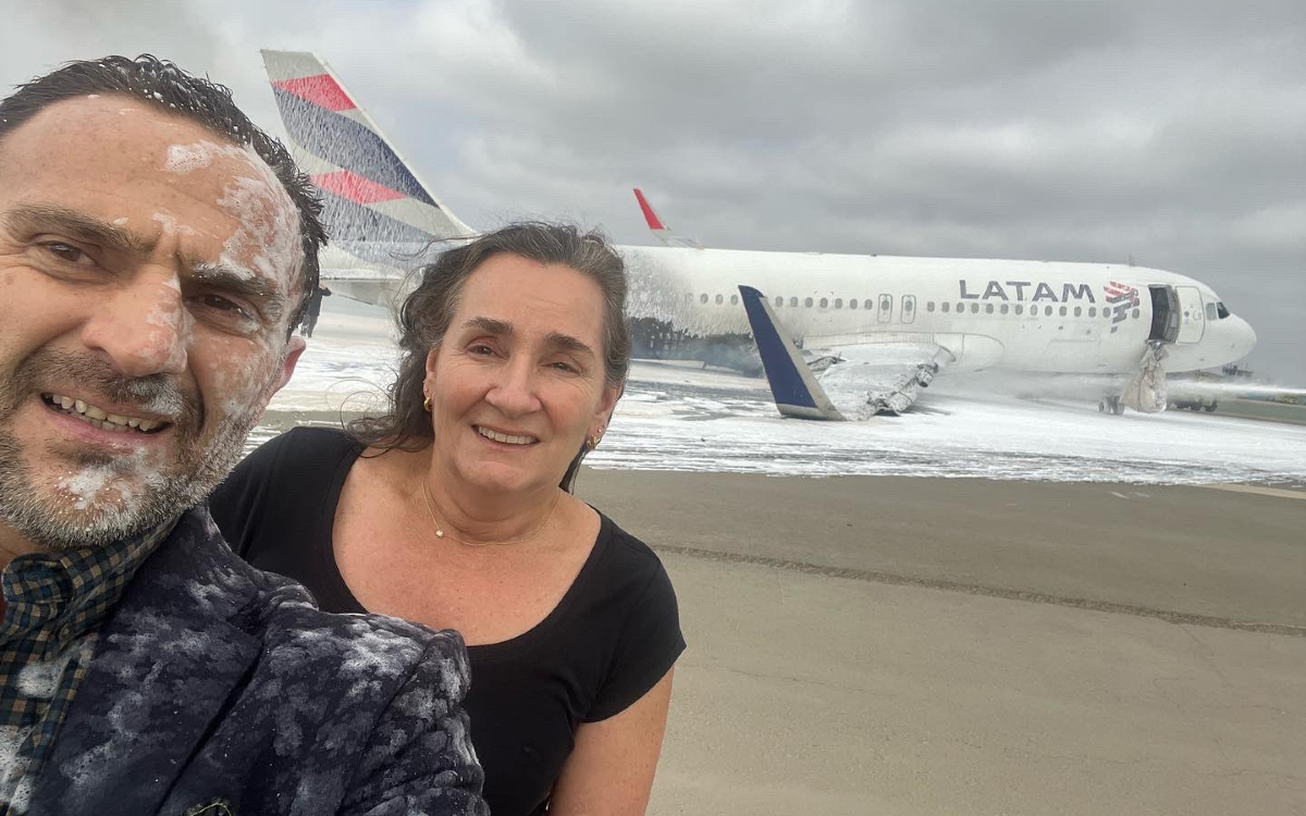 Esta 'selfie' generó polémica después del choque entre avión y camión de bomberos en Perú | Video