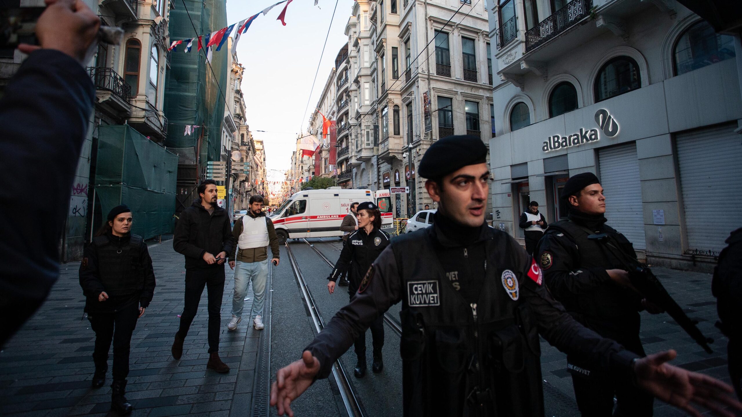 Explosión en una importante vía peatonal de Estambul deja al menos seis muertos y decenas de heridos