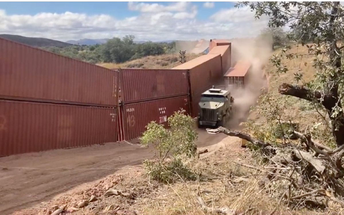 Gobernador de Arizona crea ‘muro’ con contenedores para impedir migración