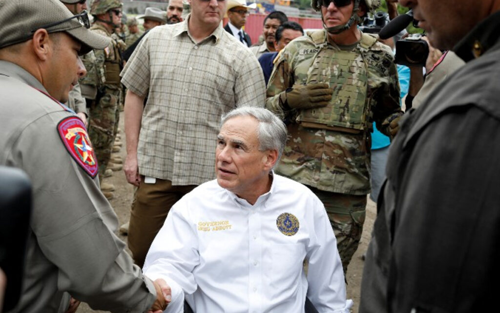 Gobernador de Texas desplegará vehículos tipo tanque contra la 'invasión' de migrantes