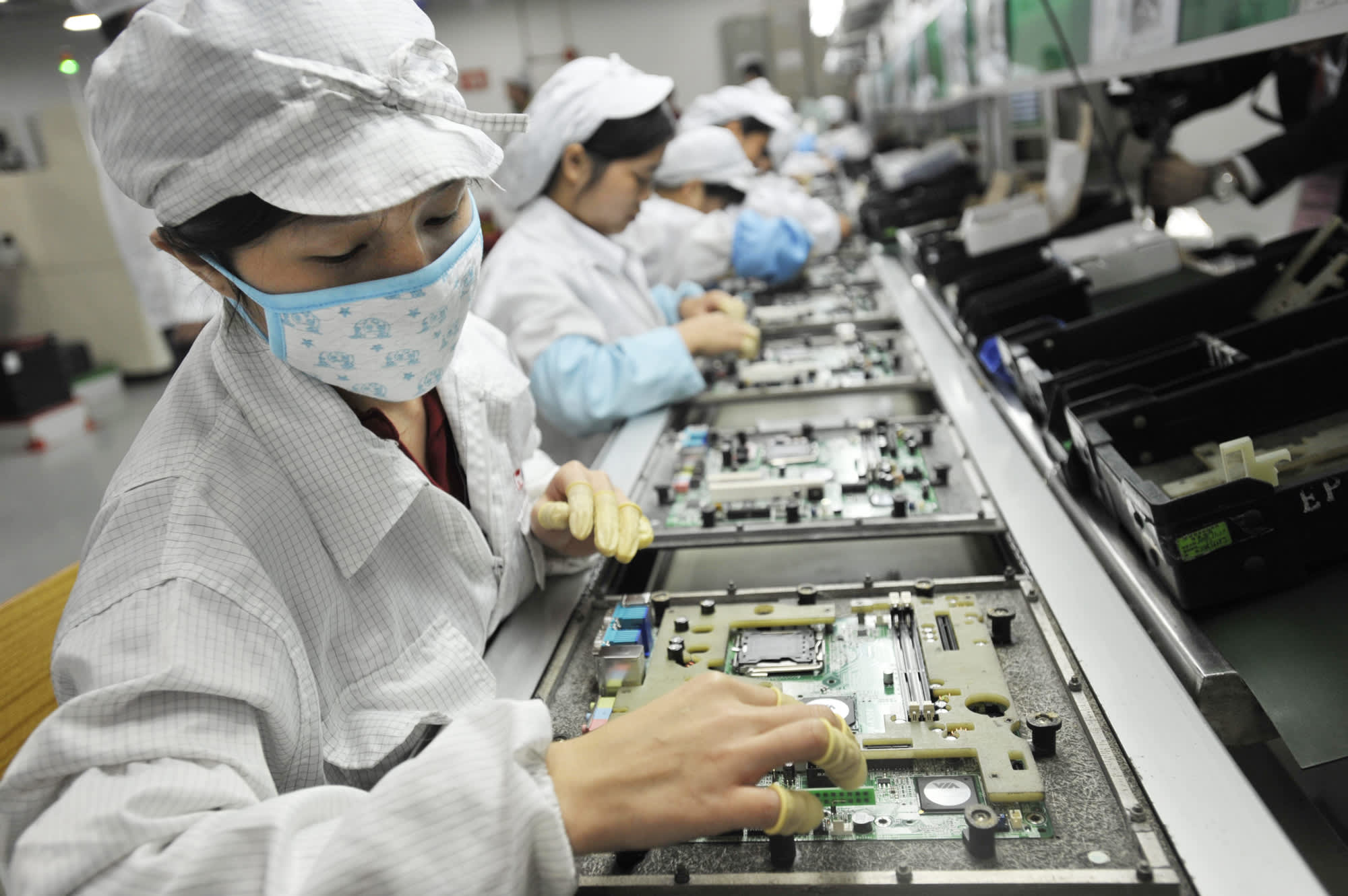 Golpean y arrestan a empleados de la planta de iPhone más grande de China por protestas