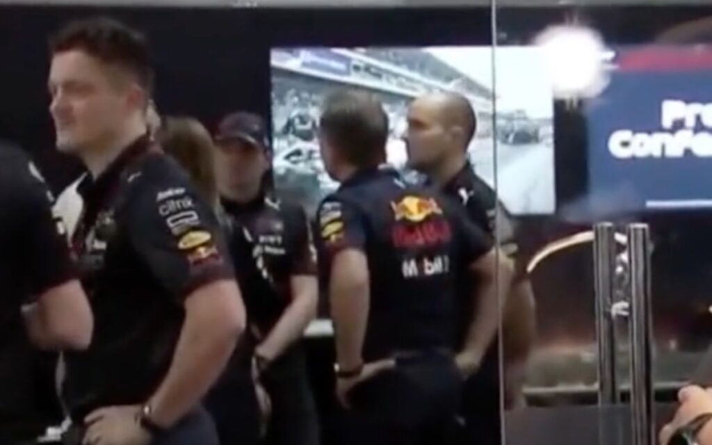 Graban regaño a Verstappen por no dejar pasar a ‘Checo’ Pérez | Video