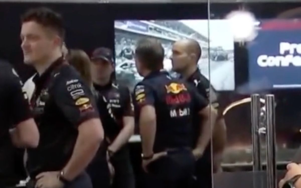 Graban regaño a Verstappen por no dejar pasar a ‘Checo’ Pérez | Video