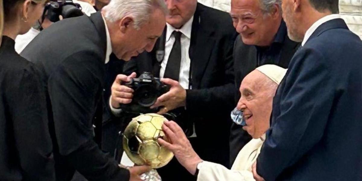 Hristo Stoichkov le regala su Balón de Oro al Papa Francisco
