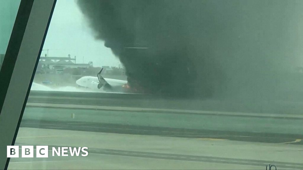 Imágenes muestran avión en llamas en pista de Perú