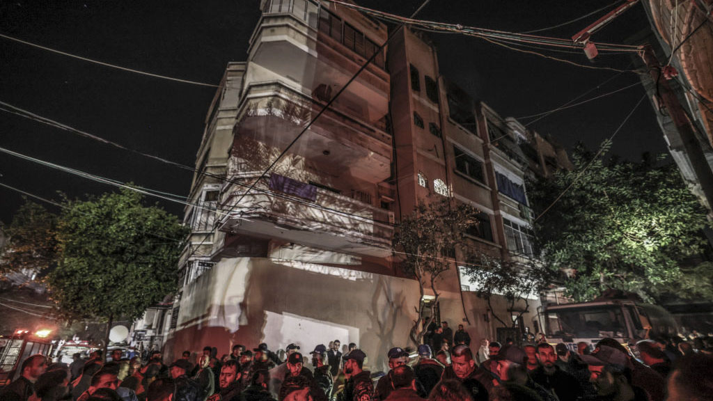 Incendio en un edificio deja más de 20 muertos en la Franja de Gaza