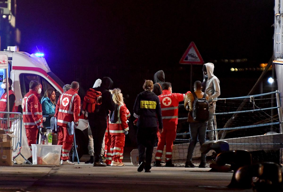 Italia permite un desembarco selectivo de inmigrantes de un barco de rescate