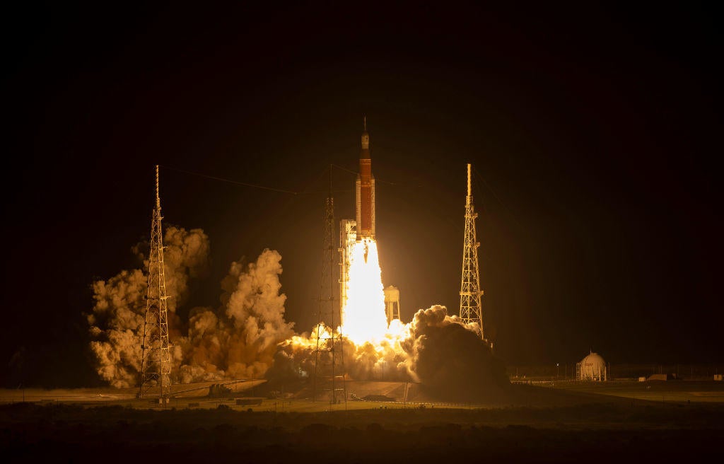 La NASA lanza Artemis I con éxito después de meses de retrasos
