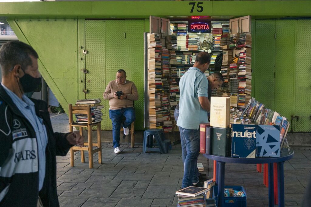 La soledad por el cierre de las librerías en Caracas y los libros que no emigran