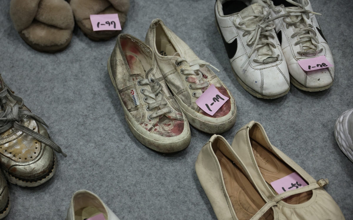 Lentes, zapatos, celulares, pasaportes... exhiben objetos de víctimas de estampida en Seúl | Fotos