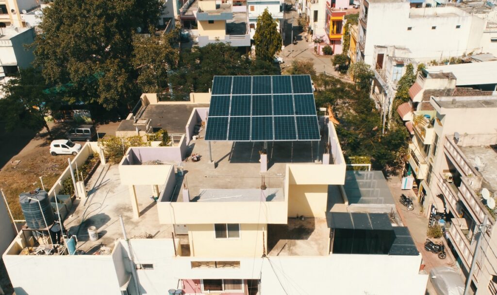 Lowercarbon de Sacca se duplica en la puesta en marcha que lleva módulos solares a los tejados indios