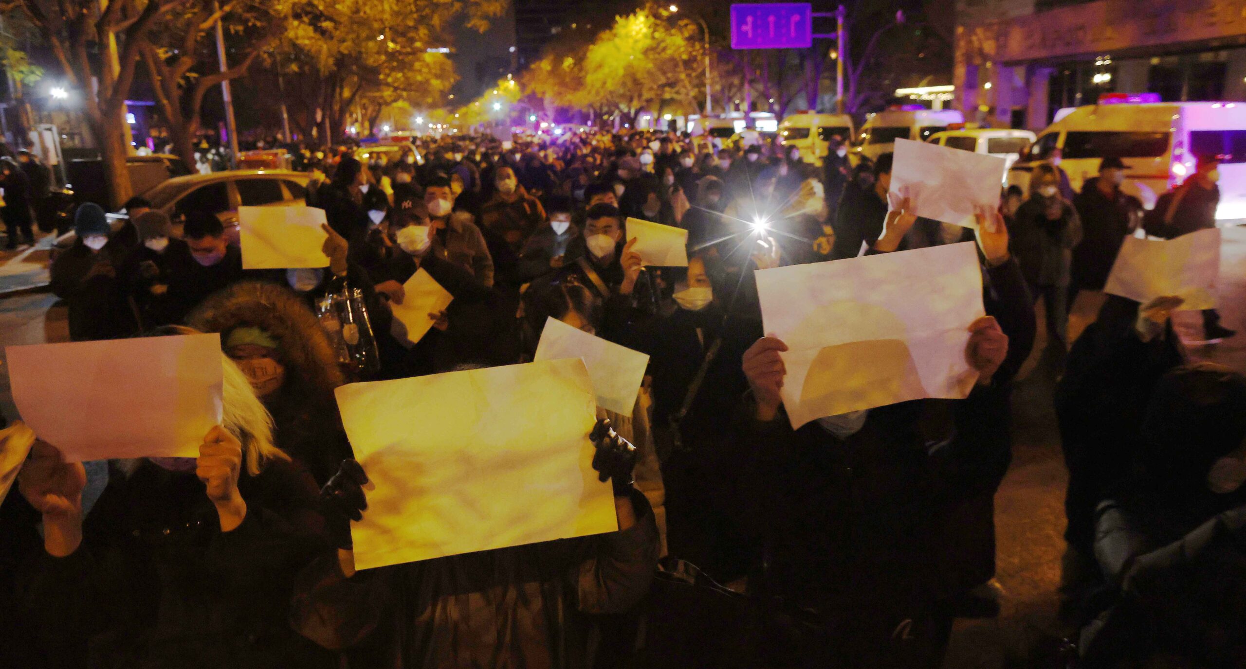 Manifestantes enojados con las restricciones del COVID-19, exigen la renuncia de Xi