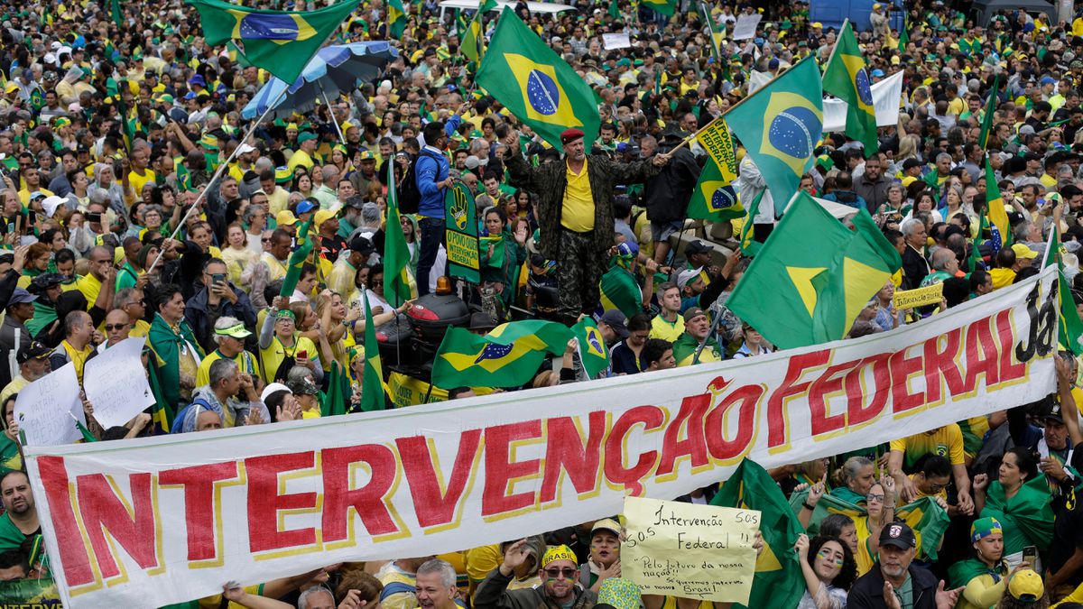 Miles de bolsonaristas piden en Río una intervención militar tras las elecciones: “Venimos a pedir socorro”