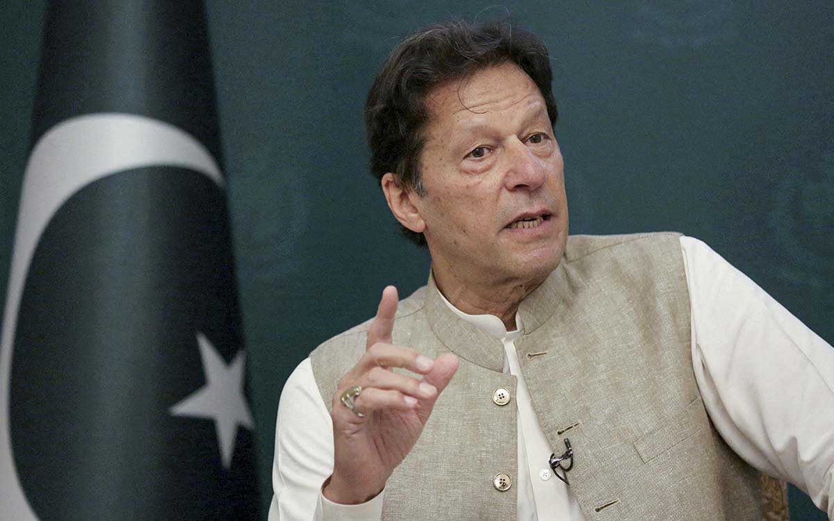 Pakistán: Balean a exprimer ministro Imran Jan en una protesta