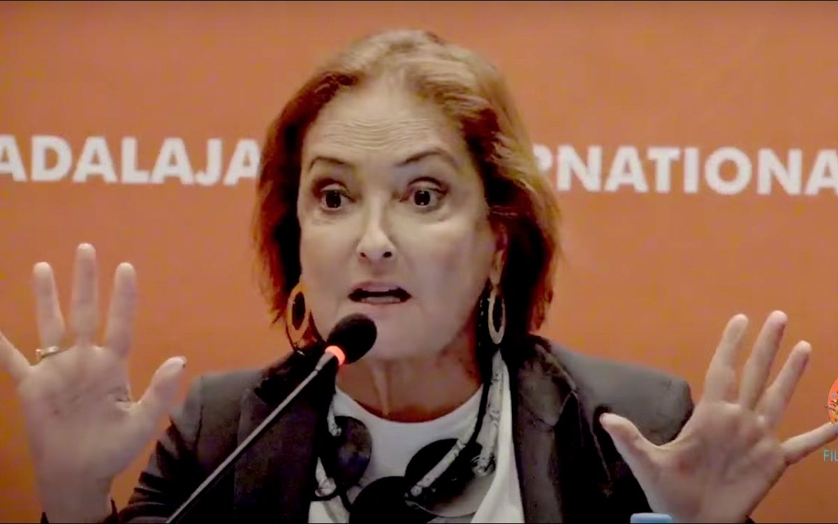 Patricia Armendáriz explota tras ser abucheada en la FIL por defender a AMLO