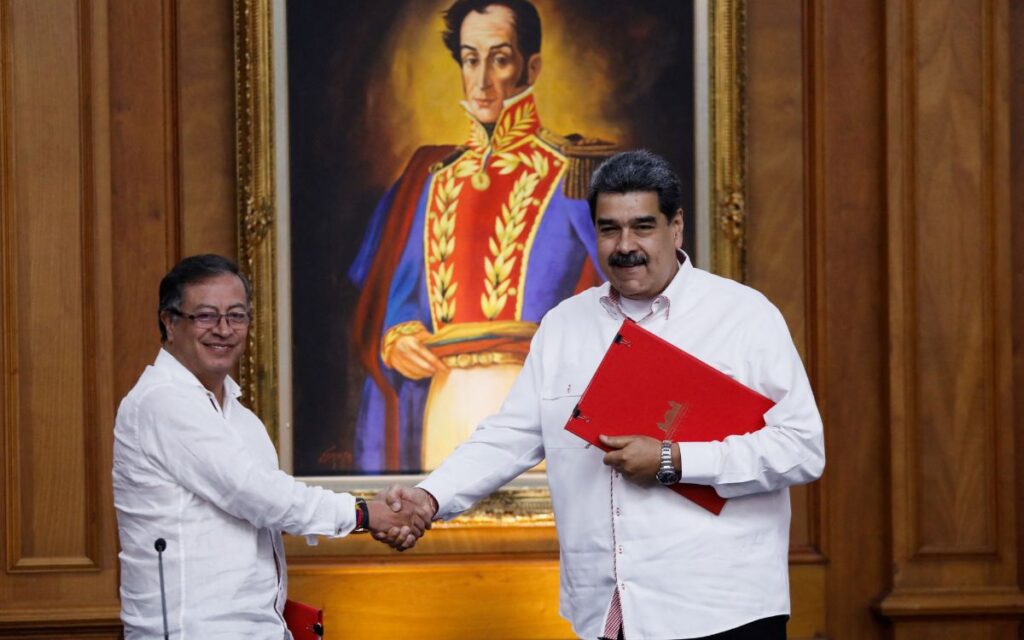 Petro y Maduro reanudan relaciones entre sus países tras reunión en Caracas