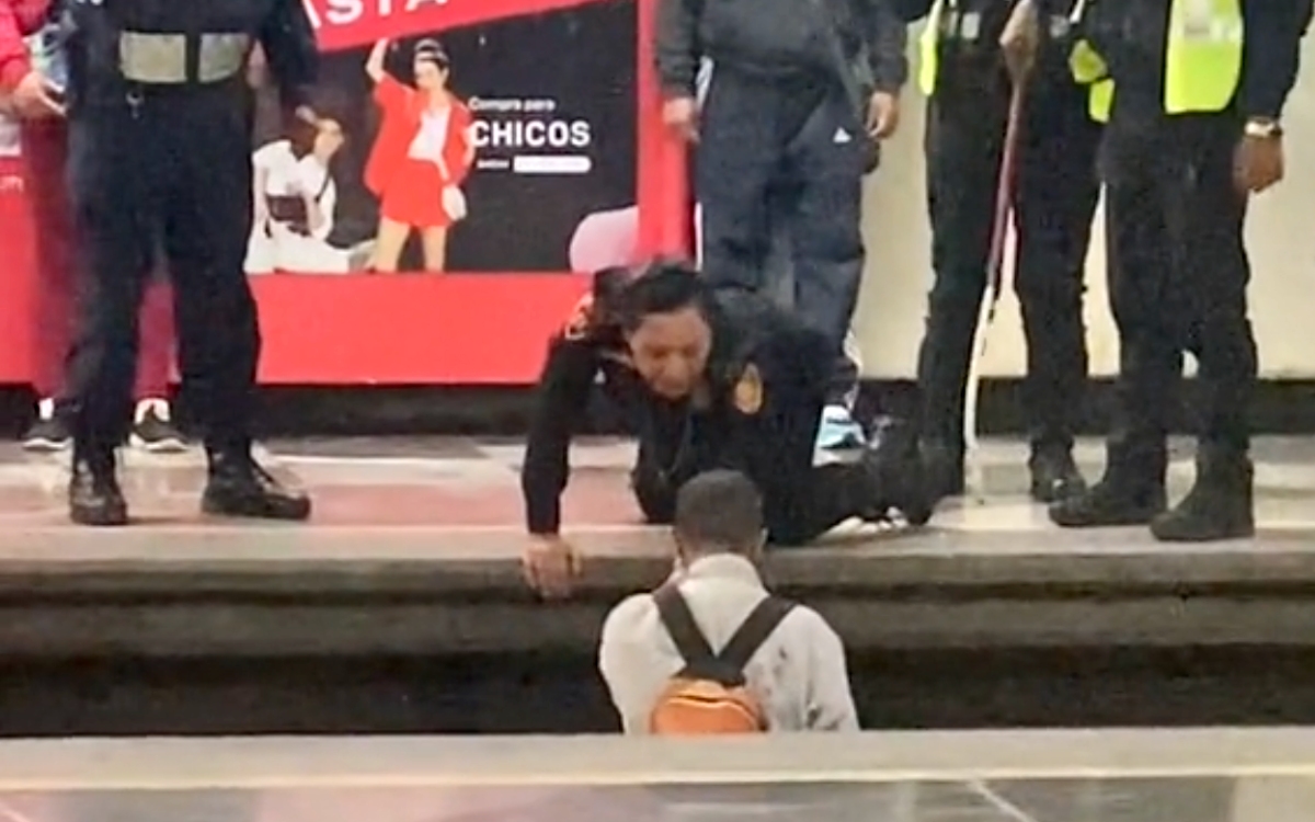 Policía rescata a invidente que cayó vías del Metro de la CDMX | Video