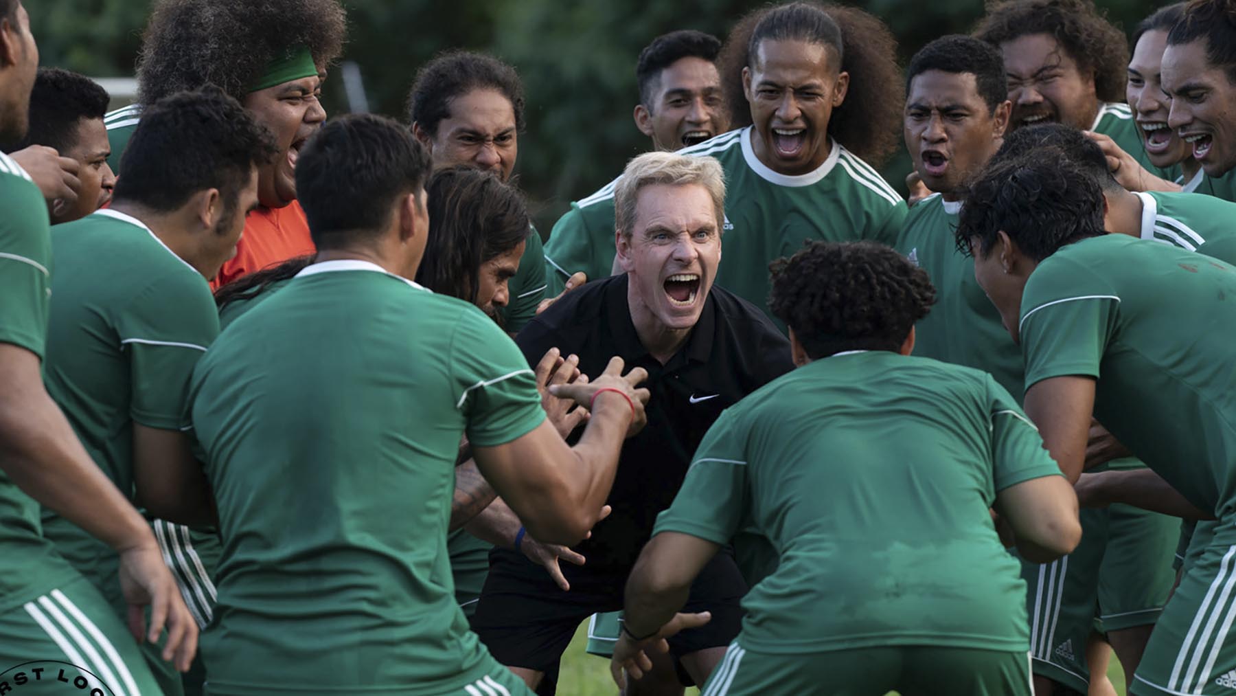 Primer vistazo a Michael Fassbender en ‘Next Goal Wins’: Lo nuevo de Taika Waititi