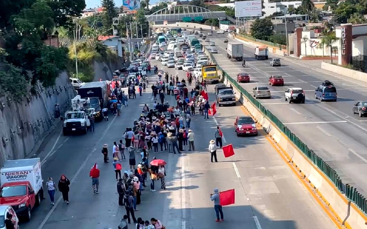 Profesores de Guerrero bloquean la autopista México-Cuernavaca; exigen diálogo con AMLO