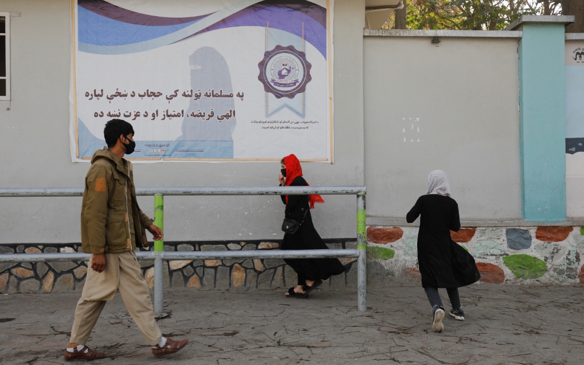 Prohíben talibanes a mujeres ir a los parques y a gimnasios