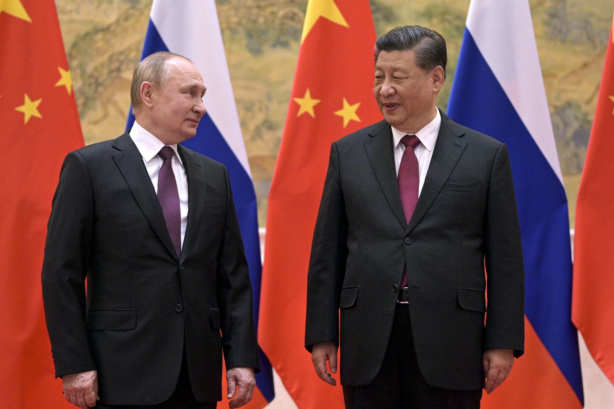 Putin y Xi Jinping sonríen