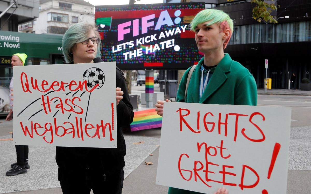 Qatar 2022: Activistas LGBT protestan en el Museo de la FIFA antes del Mundial | Video