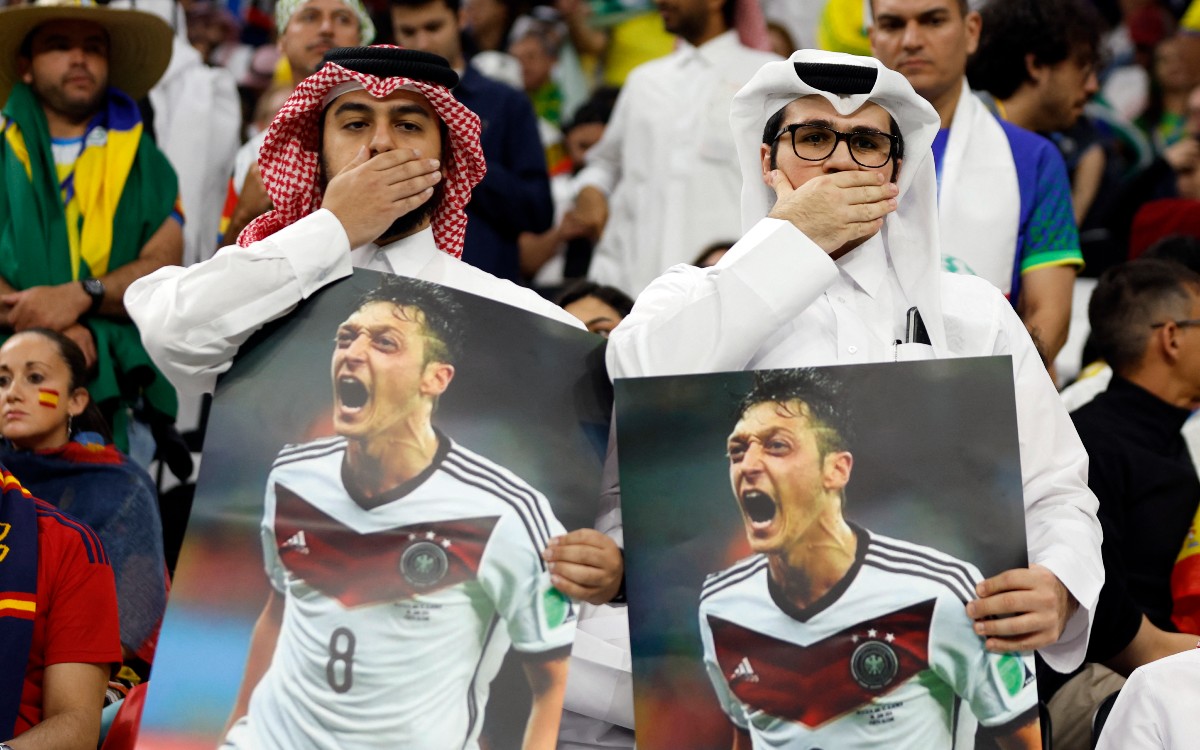 Qatar 2022: Aficionados locales recuerdan a Alemania el racismo contra Mesut Özil