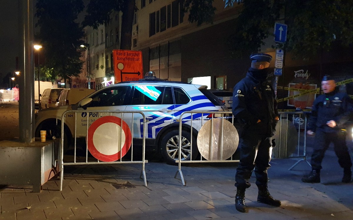 Sujeto mata a policía a apuñaladas y hiere a otro en Bélgica
