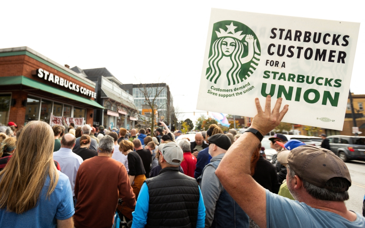 Trabajadores de Starbucks hacen huelga de un día en más de 100 tiendas de EU