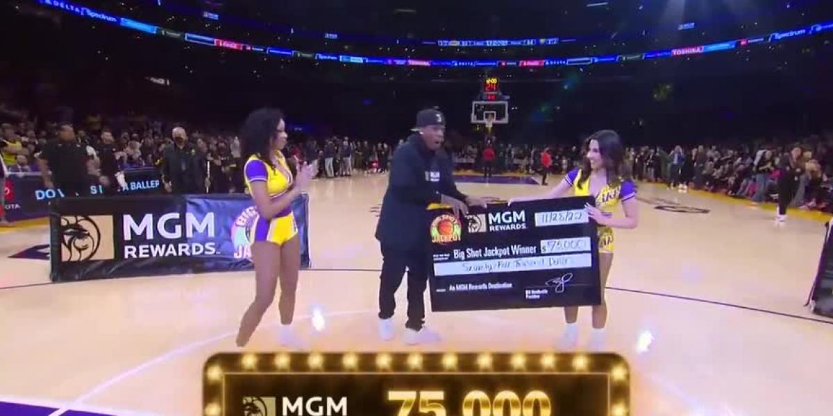 Un aficionado de los Lakers feliz: gana 75.000 dólares con un triple desde el medio campo