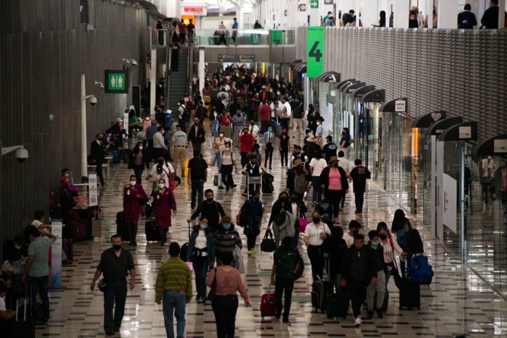 Un fallo informático en el sistema de migración provoca largas filas en el aeropuerto de Ciudad de México