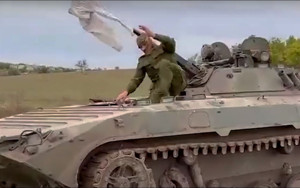 Video: soldados rusos ondean ropa blanca al rendirse en Jersón, Ucrania