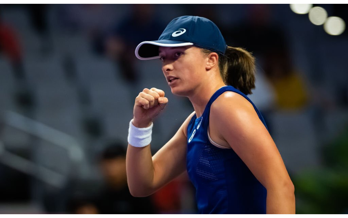 WTA Finals: Arrolla Iga Swiatek en su presentación a Daria Kasatkina | Video