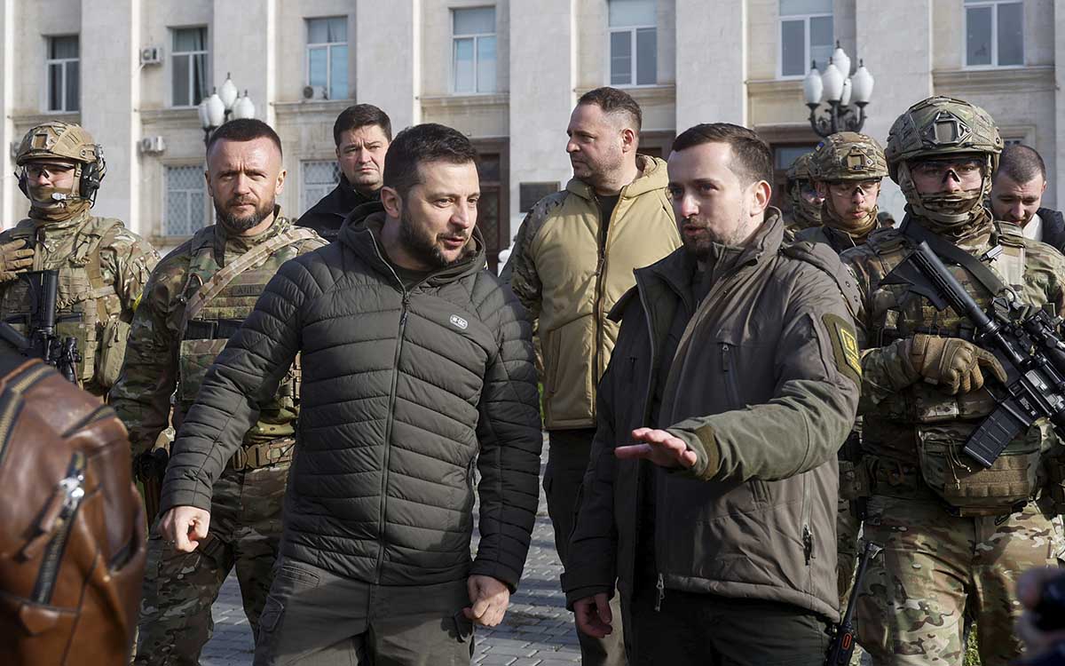 Zelenski realiza visita sorpresa a la ciudad de Jersón tras ser recuperada por Ucrania