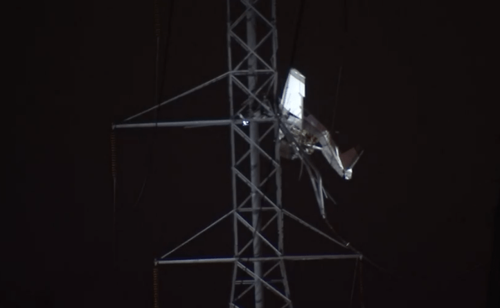 avioneta cuelga de una torre de tendido eléctrico