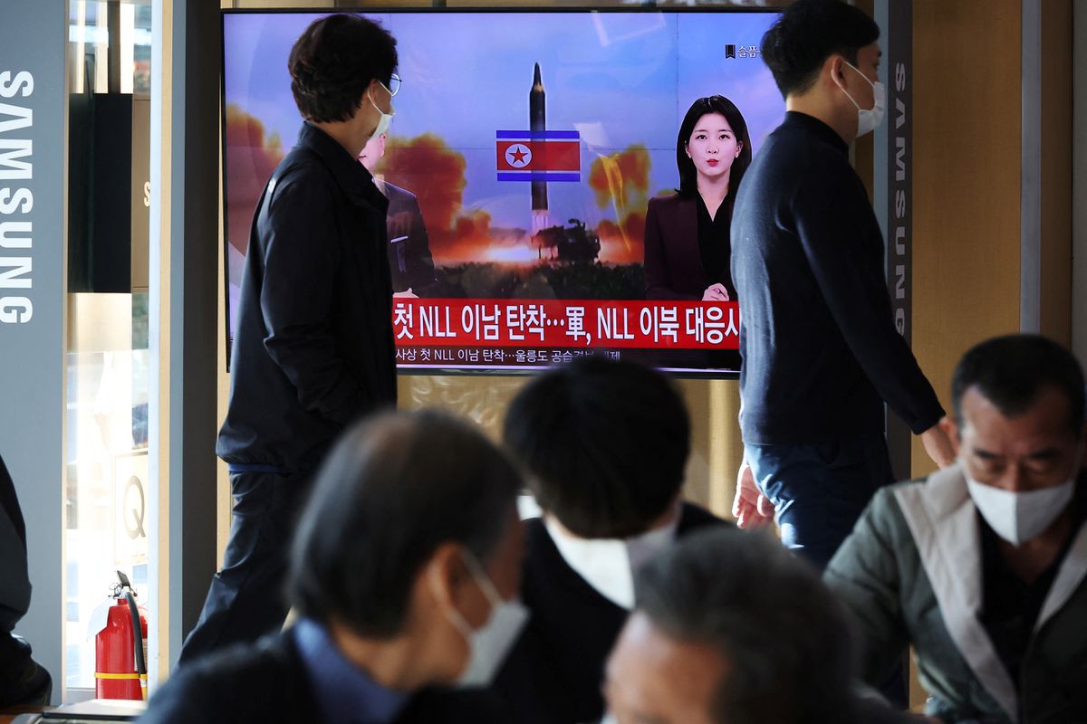 https://elpais.com/internacional/2022-11-02/corea-del-norte-lanza-un-misil-que-sobrevuela-por-primera-vez-desde-la-guerra-la-frontera-maritima-con-el-sur.html