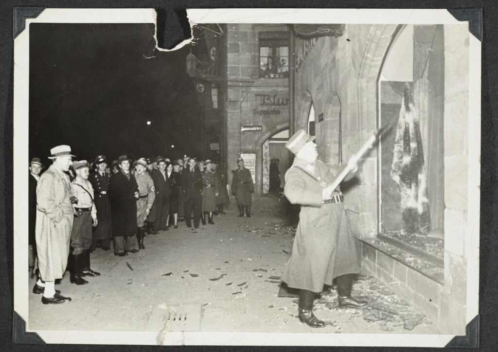 https://elpais.com/internacional/2022-11-12/la-noche-de-los-cristales-rotos-fotografiada-por-los-nazis-surgen-imagenes-ineditas-84-anos-despues.html