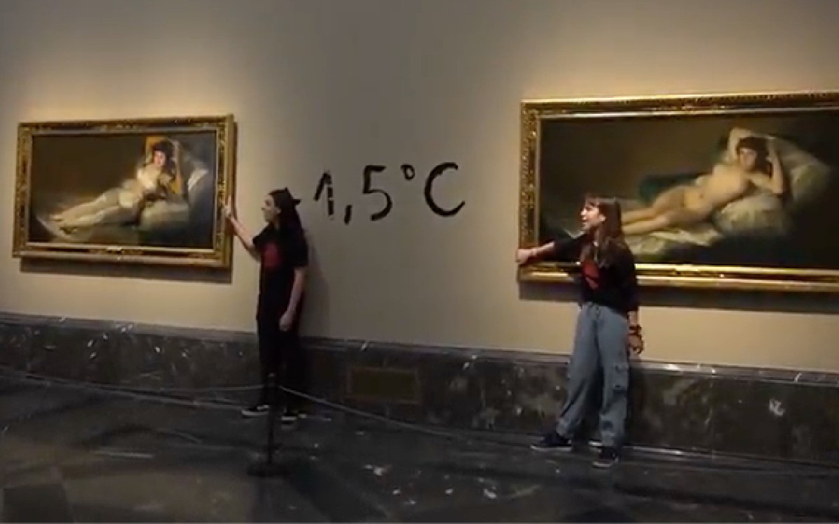 ¡Le tocó a Goya! Activistas por el clima se pegan a ‘La Maja Vestida’ y ‘La Maja Desnuda’ | Video