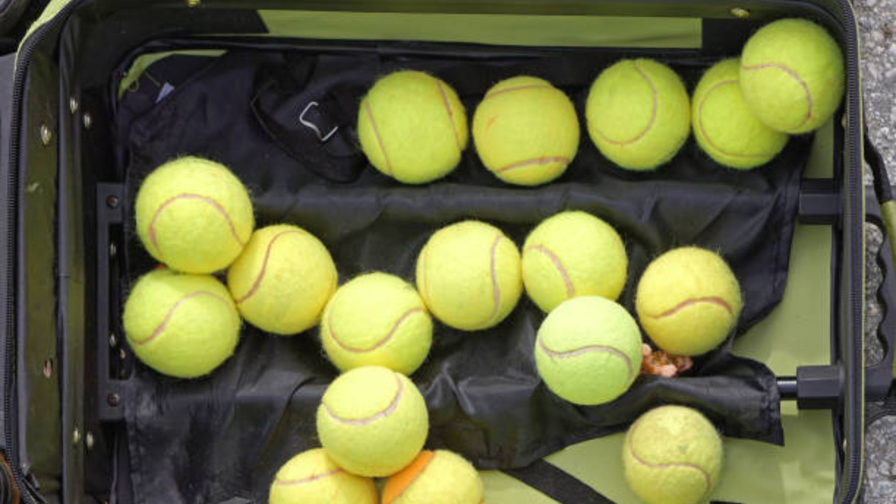 ¿Por qué una pelota de tenis no puede faltar nunca en tu maleta?