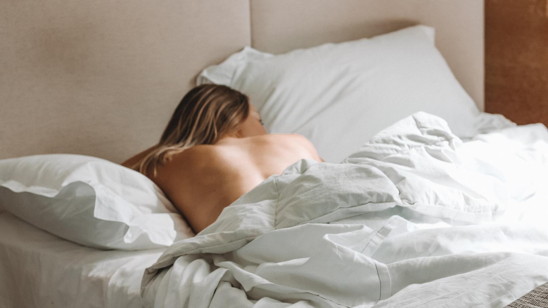 ¿Qué es lo que pasa en tu cuerpo cuando duermes desnudo?