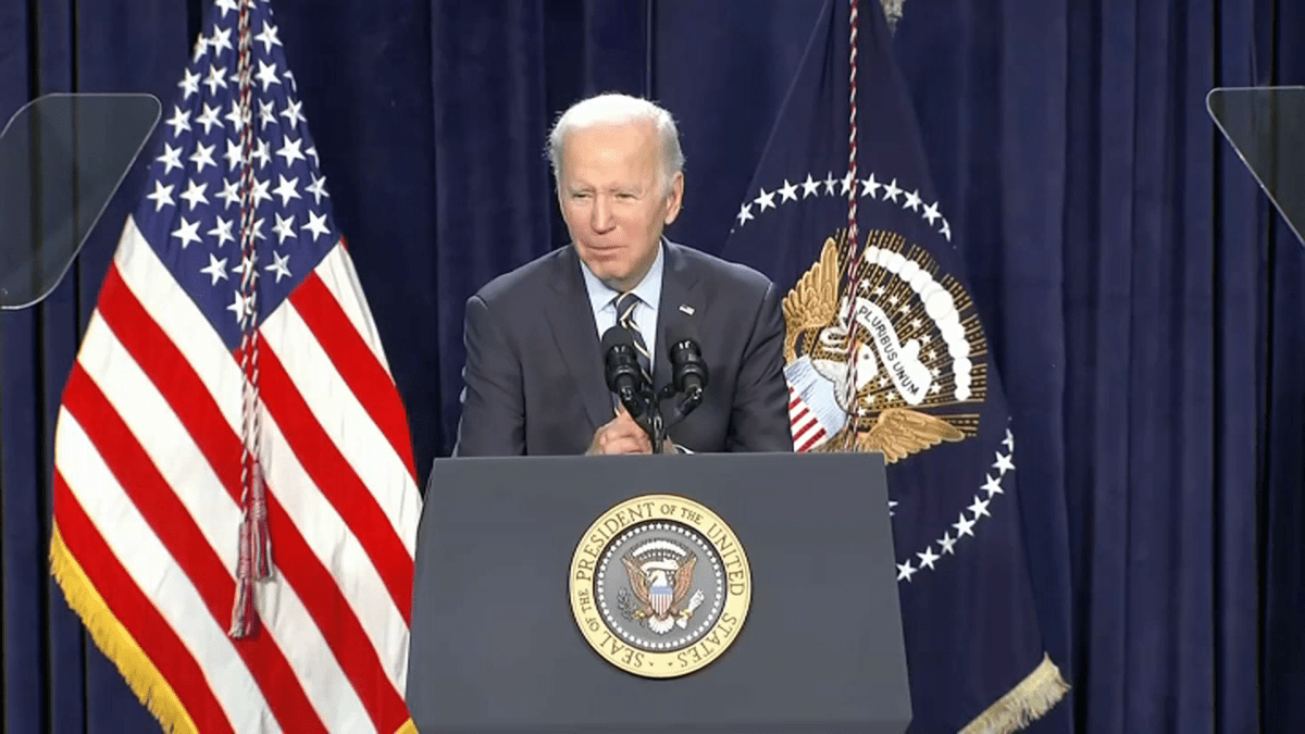 el presidente Biden hace frente a las críticas por no ir a la frontera