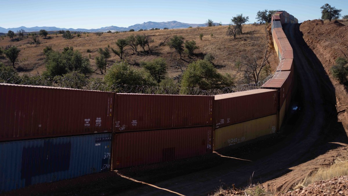 Gobierno federal demanda a Arizona por colocar contenedores en la frontera con México
