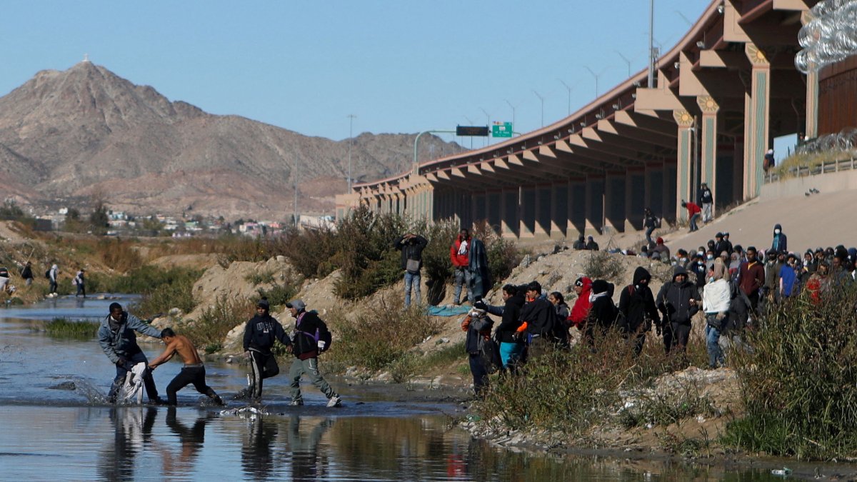 El Paso lidia con aumento de migrantes; se alista para más