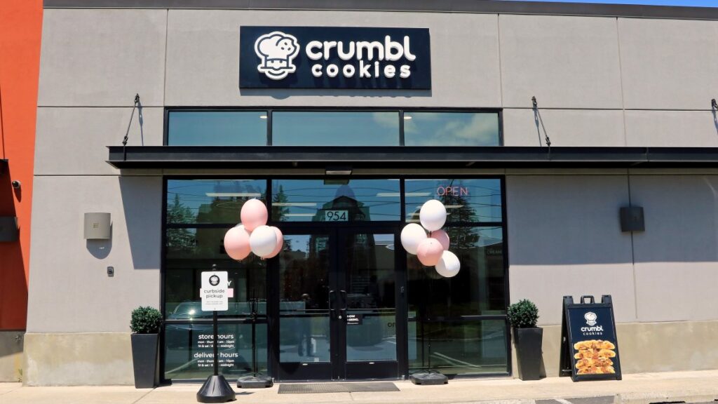 Autoridades encuentran irregularidades en 11 franquicias de Crumbl Cookies