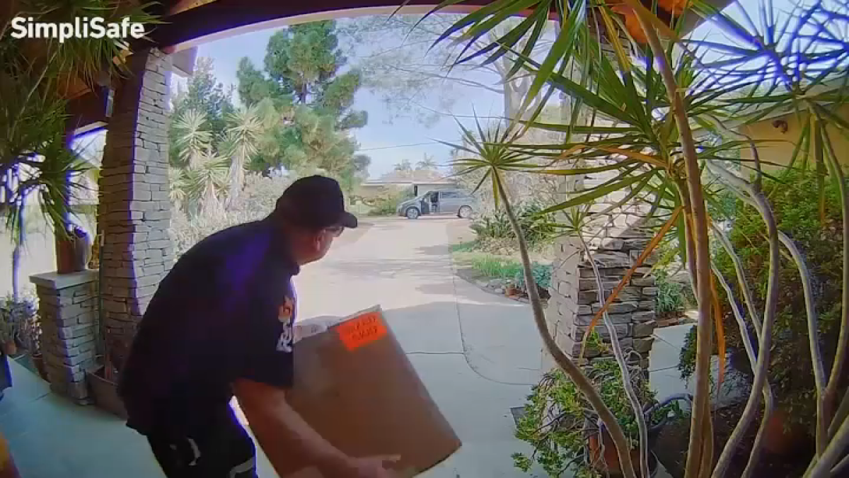 Trabajador de FedEx falso supuestamente roba paquetes al norte del condado