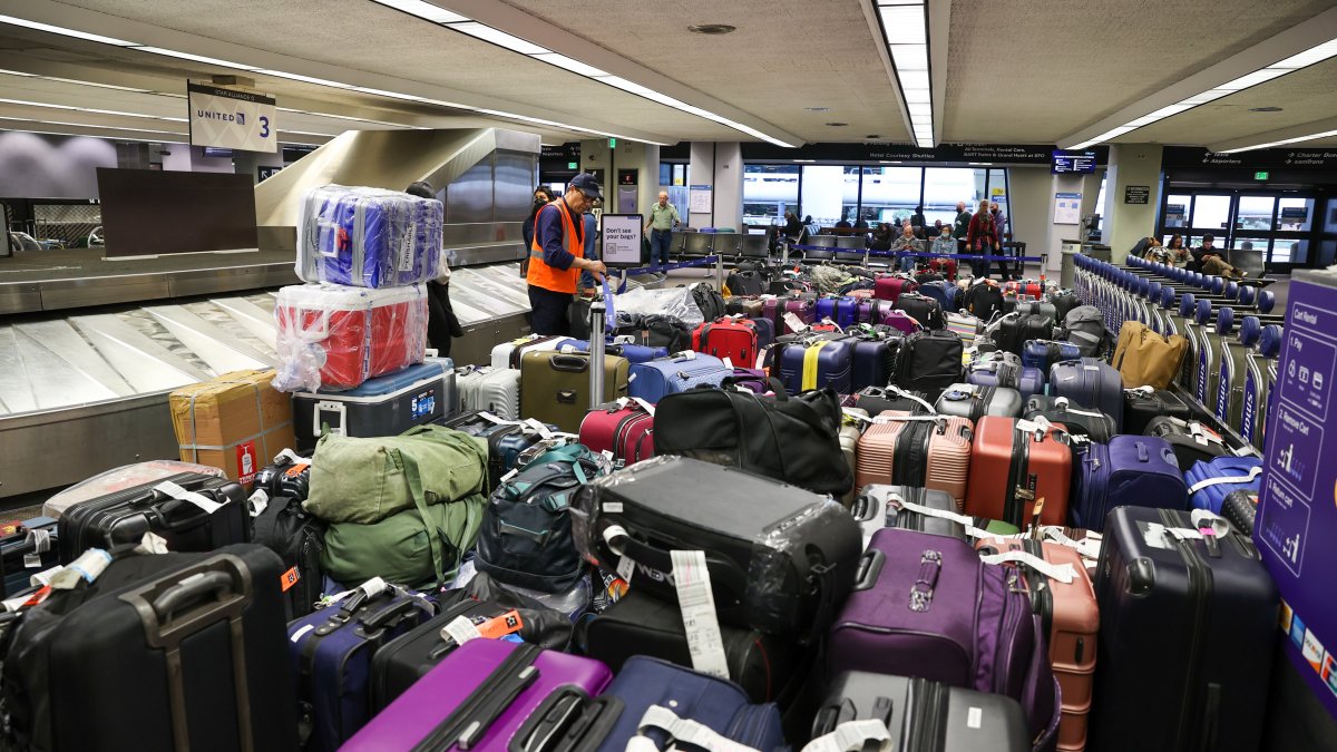viajeros varados en aeropuertos a medida que tormenta invernal azota con furia